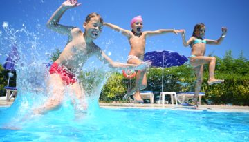 Užite si zábavu pri bazéne a pripravte deťom bohatý program